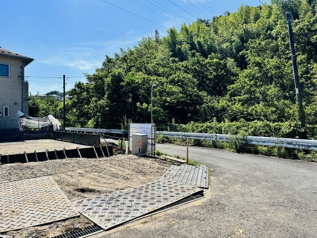 八王子市　長沼町　新築一戸建て　３期の前面道路含む現地写真|～南4ｍ・西4ｍ道路に面しています～