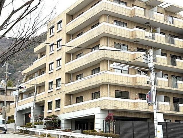 ドムール六甲山手の外観|ハイセンスな外壁はタイル貼りです。
