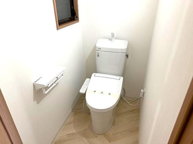 ドムール六甲山手のトイレ|ウォシュレット付き。換気用に換気扇はもちろん、窓も着いているので常に快適ですね
