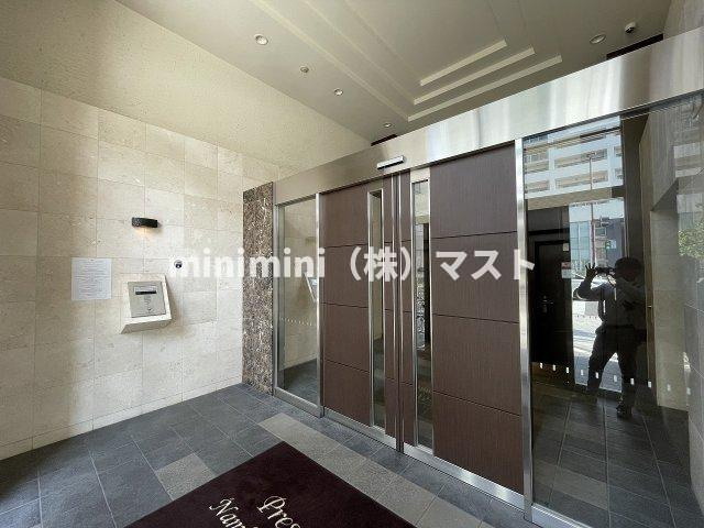 プレサンス難波元町のエントランス
