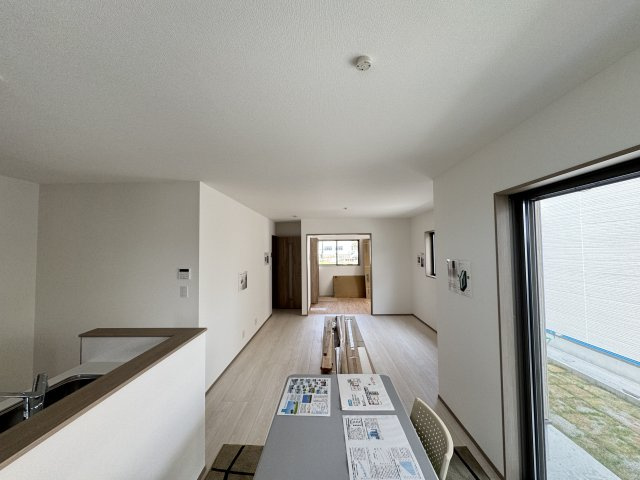 豊見城市渡橋名浜原（全39棟）22号棟の居間・リビング|22号棟　LDK18.08帖♪カウンター付き♪