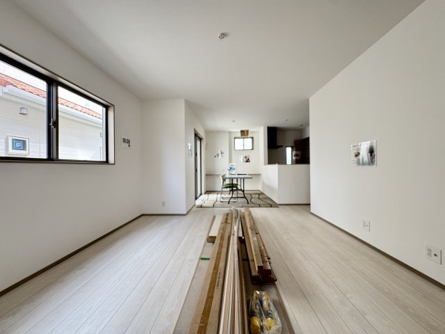 豊見城市渡橋名浜原（全39棟）22号棟の居間・リビング|22号棟　LDK18.08帖♪カウンター付き♪