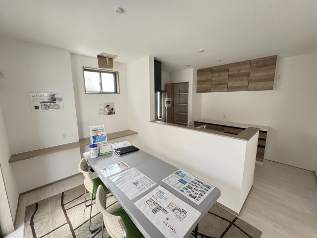 豊見城市渡橋名浜原（全39棟）22号棟の居間・リビング|22号棟　LDK18.08帖♪カウンター付き♪