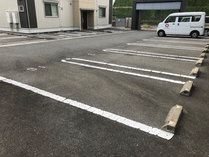 ヴィルヌーブ伍番街 D棟の駐車場|駐車スペースもあります☆