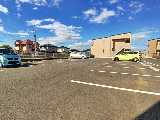 直方市大字感田のアパートの駐車場