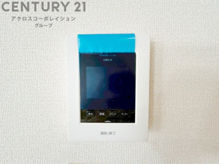 訪問者が来たときにテレビ画面で確認できるため、安心してドアを開けられます。録画機能があるものもあり、留守中に来訪者を記録しておくことができます。利便性が高く、セキュリティ面でも安心です。