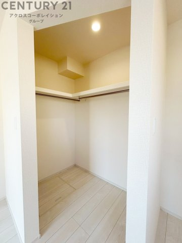 収納力が高く洋服や小物を整理しやすく、更衣室のように使え、部屋がすっきり保てます。収納の配置を自由に調整でき、換気性が良く防湿・防虫対策も可能。快適で機能的な生活空間を実現できます♪