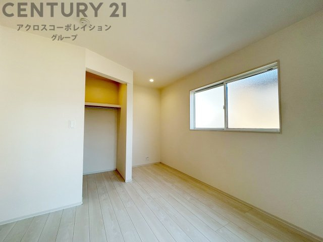 明るい色合いのフローリングとクロスを使用した洋室は家具やインテリアとも調和しやすく空間が広く感じられ開放感を生み出します。自然光を効果的に反射し、室内を明るく保つため、日中の照明使用を抑えられます。