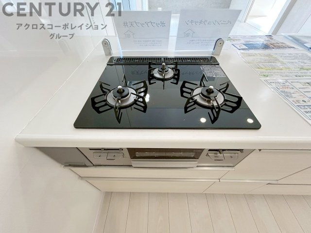 多数の調理器具を同時に使用でき、料理の効率化が可能。省エネで節約になり、様々な料理スタイルに適応できます。また、火力調整が独立しており、手入れや掃除もしやすく、今よりもっとお料理が楽しくなるかも。