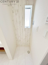 洗濯物の仕分け作業がしやすく、整理整頓が容易になります。洗濯音や湿気を他の部屋に持ち込まず、生活環境を快適に保ちます。上部を活用すれば収納スペースを確保でき洗剤や洗濯用品の整理もしやすくなります。