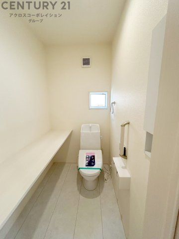 温水洗浄便座付トイレは温水洗浄機能により、暖かい水でおしりを洗浄することができ、冷たい水を使う従来の便座に比べ、温水洗浄機能で暖かいトイレを提供し、快適な使用を可能にします。