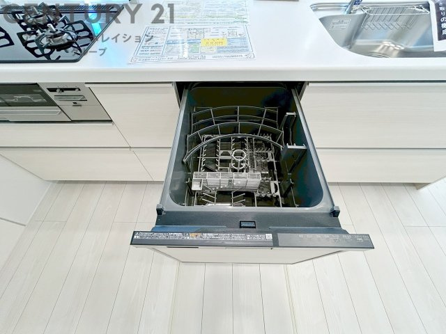 手洗いに比べて時間や労力を節約できることです。また、高温のお湯で洗浄されるため、雑菌や細菌を殺菌する効果もあります。さらに、乾燥機能があるため、手で拭く手間も省け衛生的に保管できます。