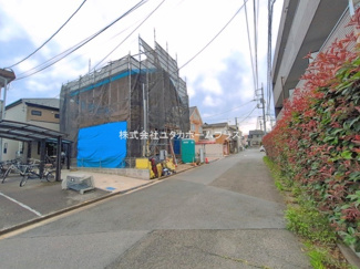 【前面道路含む現地写真】 | 東大和市中央1丁目　新築戸建　【全1棟】