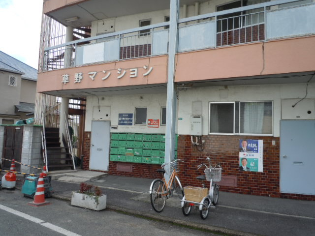 草野マンション８号館のエントランス