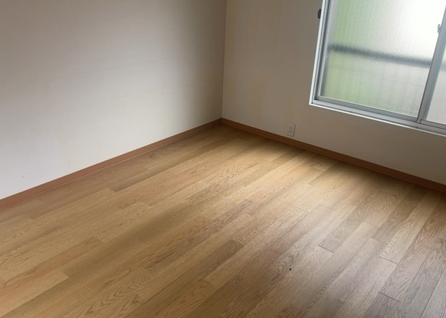 【寝室】 | 寝室でゆっくりと過ごすためにはベッド周りの適度な空間を担保することや窓の位置、照明の明るさ、寝室の広さなどを考える必要があります。自身や家族の構成とライフスタイルに併せて寝室にする部屋を選びましょう！