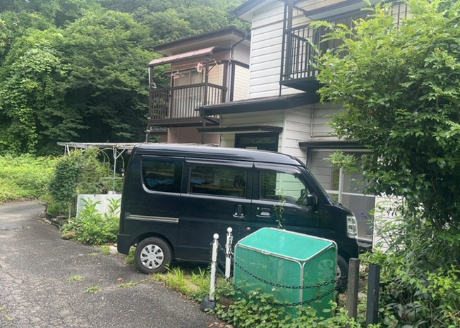 【前面道路含む現地写真】 | お持ちの車種によっては前面道路が広い方が便利でしょう。しかし、前面道路が広ければその分交通量が多くなるため、騒音などが気になる場合があります。実際に現地を見学し、周辺交通量や騒音などを確認しましょう！