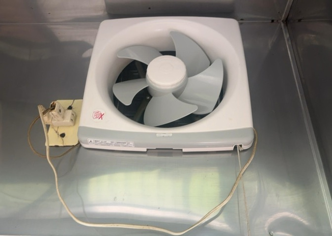 【冷暖房・空調設備】 | ２４時間換気と一般的な換気扇は役割が違います。２４時間換気は室内の空気を循環して、シックハウスや結露を防ぐ役割があるため常に動かす必要があります。一方の換気扇の役割は短期間で空気を入れ替えることです。
