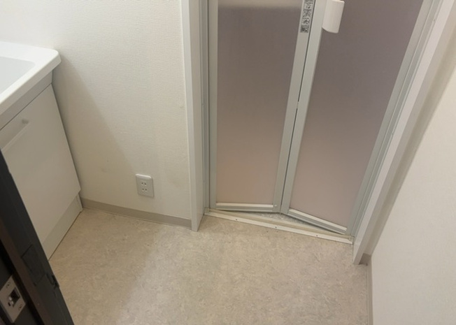【脱衣所】 | 多くの戸建て住宅で見かける洗面脱衣所は、洗面台と洗濯機が2畳ほどのスペースに並べられていて、洗面所が脱衣所を兼ね備えている間取りが一般的です。お客様が利用することもある、パブリックな空間でもあります。