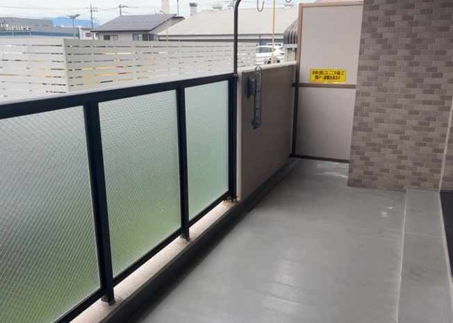 【バルコニー】 | ライオンズマンション橋本台第２ | バルコニーは、室外の専用スペースのうち、「屋根がなく開放された空間」であるものを指します。ベランダより広いタイプのものが多く、日当たりもよいため家庭菜園などを楽しみたい人にとって適した環境となります。