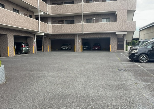 【駐車場】 | ライオンズマンション橋本台第２ | 車一台あたりに必要なスペースは、標準サイズの普通自動車で横幅2m50cm、長さ5mは必要になります。ただし、乗降のことも考慮して横幅3m30cm、長さ5m50cmほどは確保できるところを選びましょう。