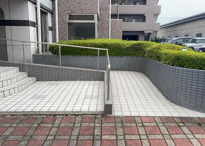 【庭】 | ライオンズマンション橋本台第２ | 物件によっては、入居者が個人的に使用できる専用庭がついているものもあります。また、住宅の中にある土間の部分を庭と呼ぶこともあります。庭の用途は住む人によって変わり、それによってデザインもさまざまです。