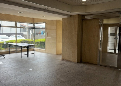 【ロビー】 | ライオンズマンション橋本台第２ | ラウンジは、マンションの共用スペースに椅子やテーブルなどを配置した利用者が寛げる空間です。屋内型ラウンジと屋外型ラウンジがあります。共用部分の管理状況と合わせて、詳細については現地でご確認ください。