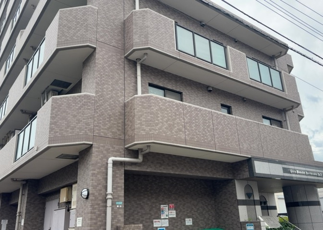 【構造・工法・仕様】 | ライオンズマンション橋本台第２ | ＲＣ造、Reinforced Concreteは直訳すると補強されたコンクリートです。主に柱や梁・床・壁が鉄筋とコンクリートで構成おり、鉄筋を組んだ型枠にコンクリートを流し込んで固めたものを指します。