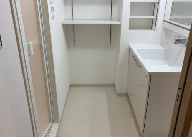 【脱衣所】 | ライオンズマンション橋本台第２ | 洗面脱衣所は「体を綺麗に整える場所」という目的と役割を持っています。そして便利で使い勝手のいい「体を綺麗に整える場所」にするためには、配置や動線、照明や収納計画をしっかりと検討しておく必要があります。