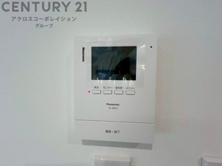 訪問者が来たときにテレビ画面で確認できるため、安心してドアを開けられます。録画機能があるものもあり、留守中に来訪者を記録しておくことができます。利便性が高く、セキュリティ面でも安心です。
