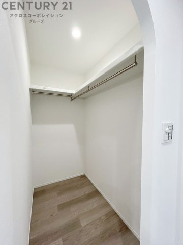 収納力が高く洋服や小物を整理しやすく、更衣室のように使え、部屋がすっきり保てます。収納の配置を自由に調整でき、換気性が良く防湿・防虫対策も可能。快適で機能的な生活空間を実現できます♪