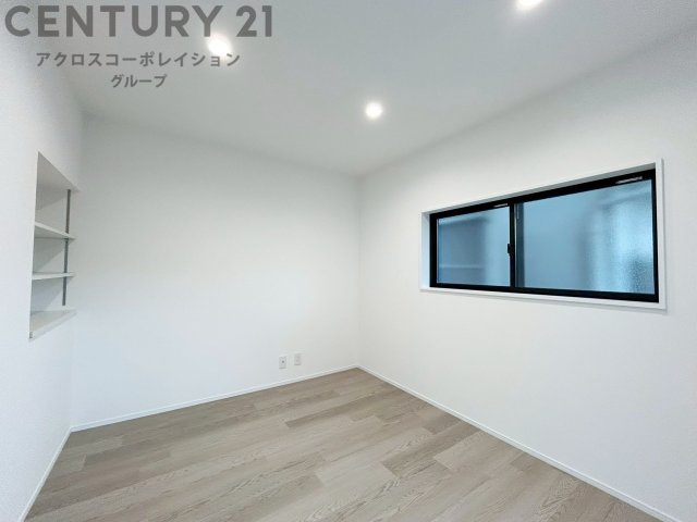 明るい色合いのフローリングとクロスを使用した洋室は家具やインテリアとも調和しやすく空間が広く感じられ開放感を生み出します。自然光を効果的に反射し、室内を明るく保つため、日中の照明使用を抑えられます。