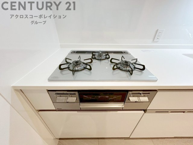 多数の調理器具を同時に使用でき、料理の効率化が可能。省エネで節約になり、様々な料理スタイルに適応できます。また、火力調整が独立しており、手入れや掃除もしやすく、今よりもっとお料理が楽しくなるかも。
