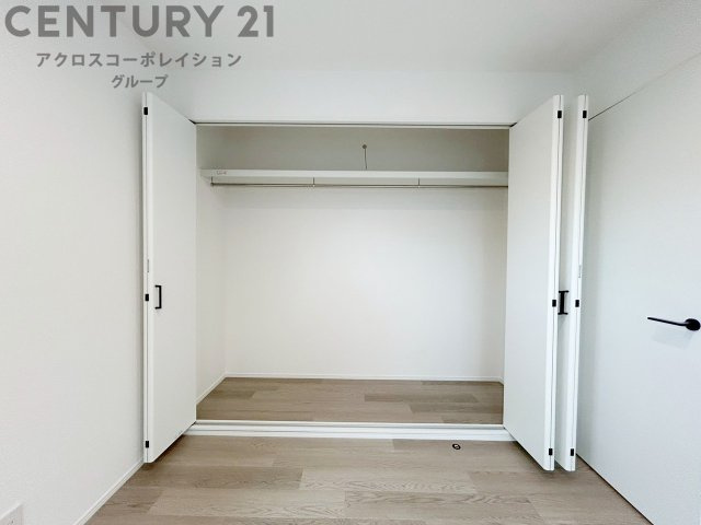 衣類やアクセサリー、小物類の収納が便利で整理整頓がしやすく、部屋の美観を保ちつつ、スペースを最大限に活用できます。衣服のしわやダメージを防ぎ、長持ちさせることができます。

