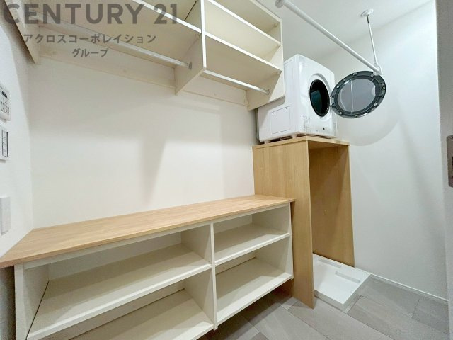 洗濯物の仕分け作業がしやすく、整理整頓が容易になります。洗濯音や湿気を他の部屋に持ち込まず、生活環境を快適に保ちます。上部を活用すれば収納スペースを確保でき洗剤や洗濯用品の整理もしやすくなります。
