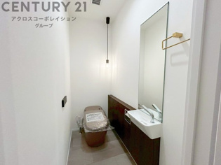 温水洗浄便座付トイレは温水洗浄機能により、暖かい水でおしりを洗浄することができ、冷たい水を使う従来の便座に比べ、温水洗浄機能で暖かいトイレを提供し、快適な使用を可能にします。
