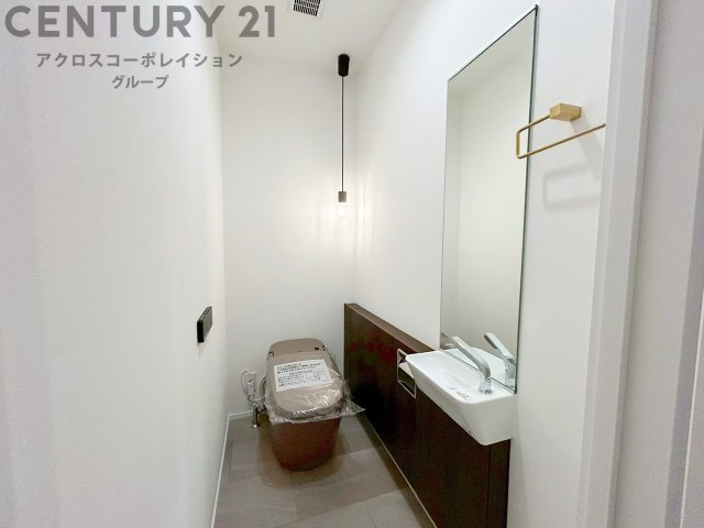 温水洗浄便座付トイレは温水洗浄機能により、暖かい水でおしりを洗浄することができ、冷たい水を使う従来の便座に比べ、温水洗浄機能で暖かいトイレを提供し、快適な使用を可能にします。
