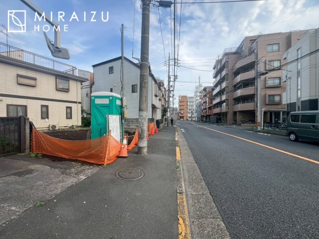 【前面道路含む現地写真】 | プライバシー性と開放感を高める住環境。陽当たりの良い開かれたロケーションを活かし、心地よい暮らしをプランニング