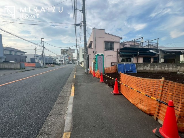 【前面道路含む現地写真】 | プライバシー性と開放感を高める住環境。陽当たりの良い開かれたロケーションを活かし、心地よい暮らしをプランニング
