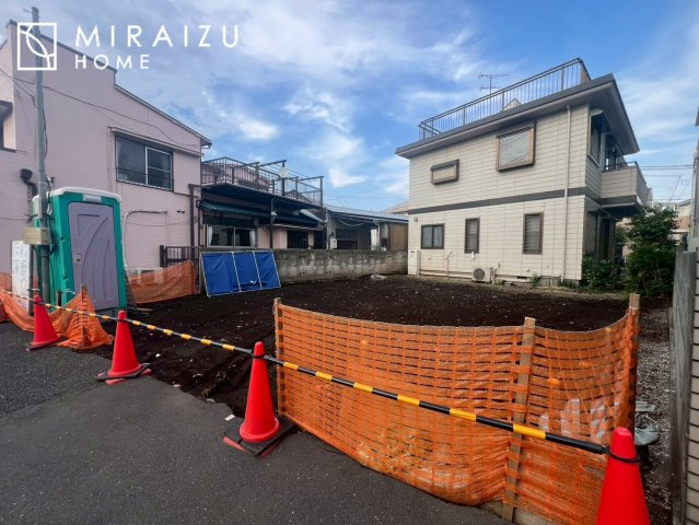 【外観】 | 青く澄み渡った綺麗な空と、陽の光をたっぷりと受ける、そんな新築住宅で新生活をスタートしてみませんか？見学・ご相談等、ミライズホーム(株)までお気軽にご連絡下さい♪