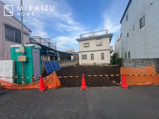 【前面道路含む現地写真】 | 青く澄み渡った綺麗な空と、陽の光をたっぷりと受ける、そんな新築住宅で新生活をスタートしてみませんか？見学・ご相談等、ミライズホーム(株)までお気軽にご連絡下さい♪