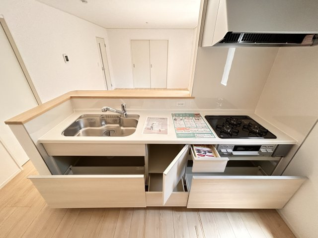 【Cradle garden】真岡市並木町 第7 全1棟のキッチン|〇キッチン〇
大きな鍋やフライパンを収納できるスライド収納が完備されています。また、カウンターが広いので作業がしやすく、シンクやコンロなどのお手入れがしやすい仕様です。
※2026年7月撮影
