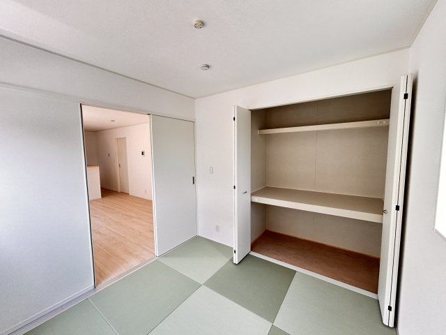 【Cradle garden】真岡市並木町 第7 全1棟の和室|〇1F和室4.5帖〇
リビングとつながる和室は小さなお子様のプレイルームなど、多目的にご利用になれます。
押入れには予備の布団やタオルケット、替えのオムツもしまっておけます。
※2026年7月撮影