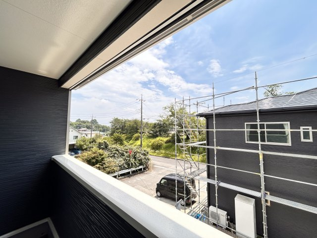 【Cradle garden】真岡市並木町 第7 全1棟のバルコニー|〇インナーバルコニー〇
主寝室から繋がるプライベートバルコニーからの眺望。急な雨にも安心♪角度の変えられる物干し受け標準装備です。	
※2026年7月撮影