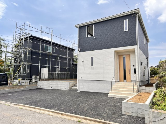 【Cradle garden】真岡市並木町 第7 全1棟の外観|〇1号棟〇
「真岡」駅まで徒歩15分、真岡中学校まで徒歩５分♪スーパーたいらやまで徒歩１２分。毎日の生活に欠かせない利便施設が徒歩圏内のうれしい住環境です。
※2026年7月撮影