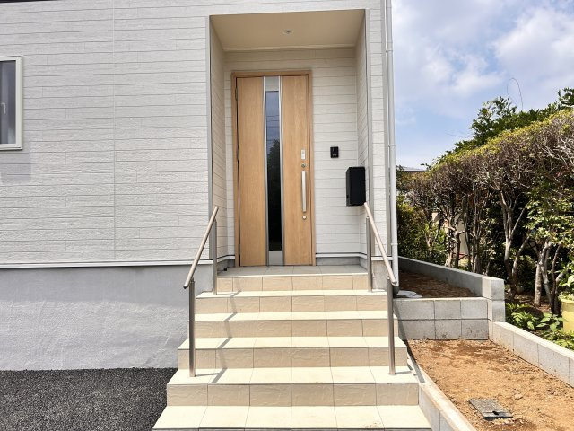 【Cradle garden】真岡市並木町 第7 全1棟のエントランス|〇玄関ポーチ〇
人感センサー照明付き玄関ポーチ。カードキー対応のため、お荷物の多い日でもラクラク開錠！宅配ボックス、TVモニター付きインターホンも標準装備です。
※2026年7月撮影