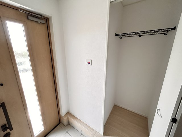 【Cradle garden】真岡市並木町 第7 全1棟の収納|〇玄関クローゼット〇
帰宅してすぐに上着やバックを収納♪身支度や帰宅時の脱ぐ、しまうがその場で完結♪
※2026年7月撮影
