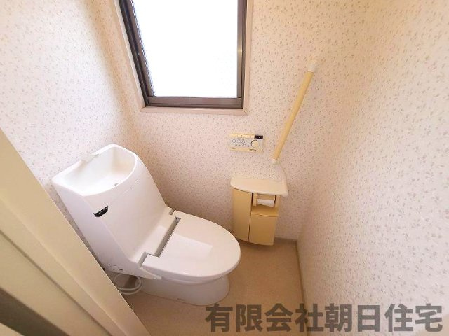 【トイレ】 | 青葉台中古戸建 | 明るい2Fトイレです