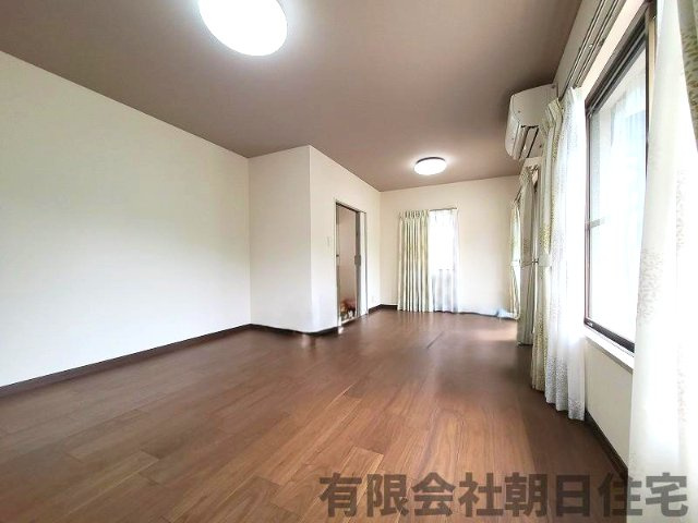 【居間・リビング】 | 青葉台中古戸建 | ゆったり過ごせる居間です