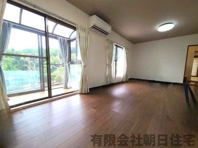 【居間・リビング】 | 青葉台中古戸建 | サンルームのある明るいリビングです