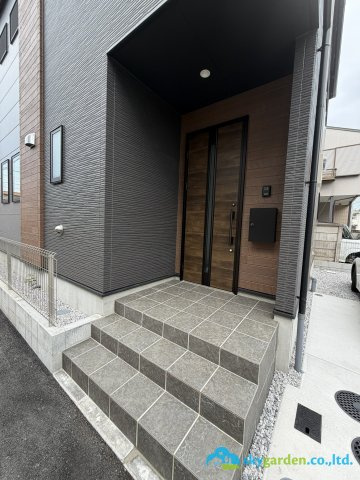 平塚市桃浜町1期　新築戸建　全1棟1号棟の玄関